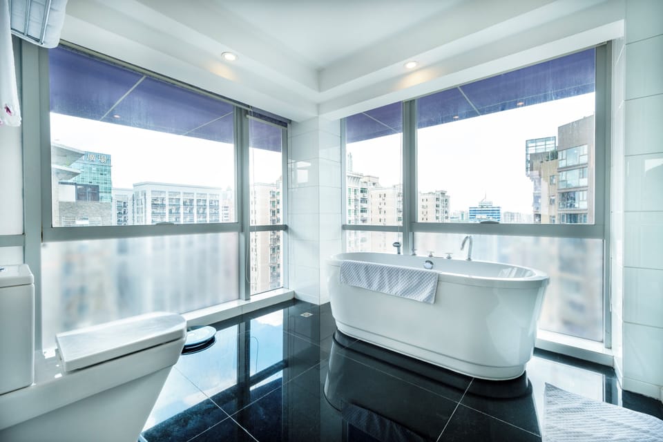 Executive Suite | Bathroom | Combined shower/tub, free toiletries, hair dryer, bathrobes