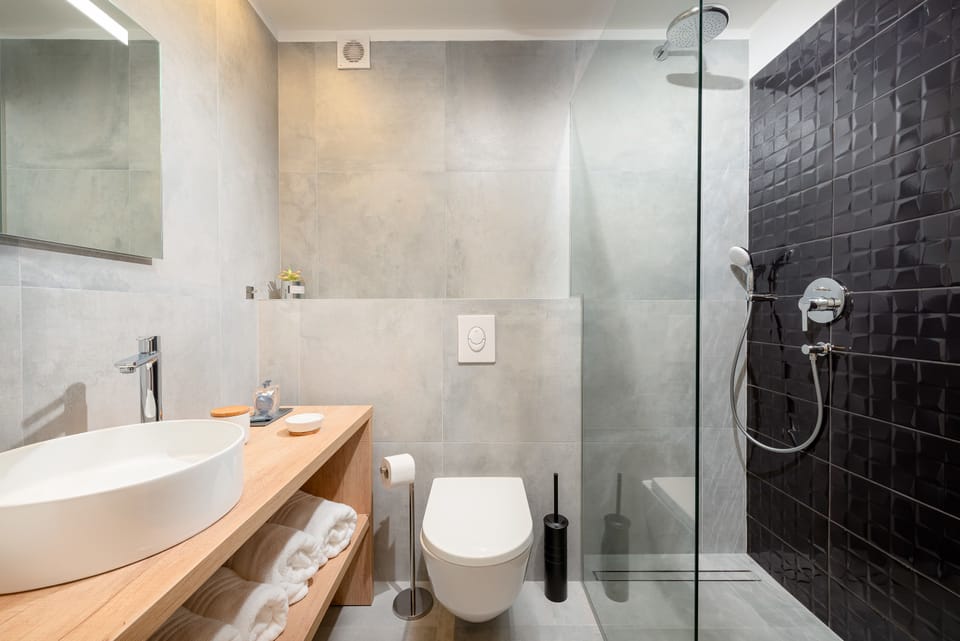 Deluxe Double or Twin Room, Garden View (with Sofa Bed) | Bathroom | Shower, rainfall showerhead, free toiletries, hair dryer