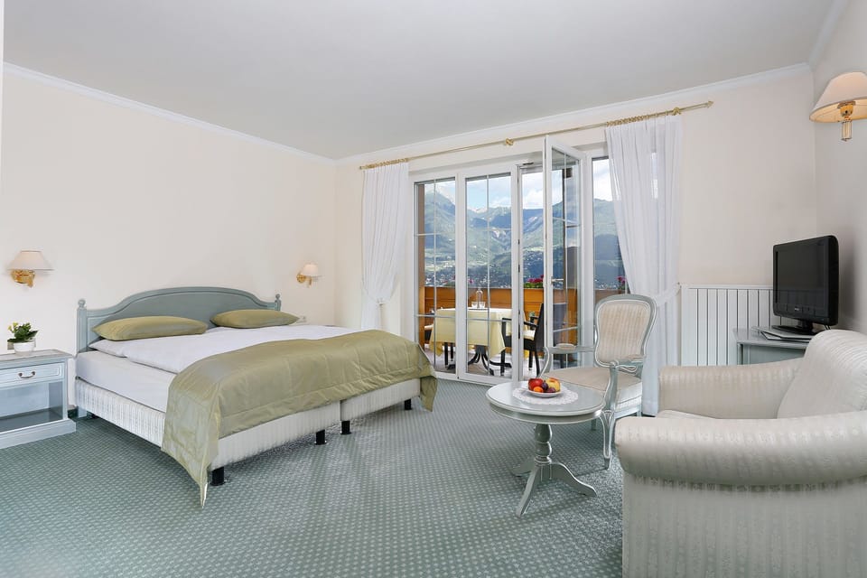 Deluxe Room, 1 King Bed, Valley View | Individually decorated, individually furnished, desk, free WiFi