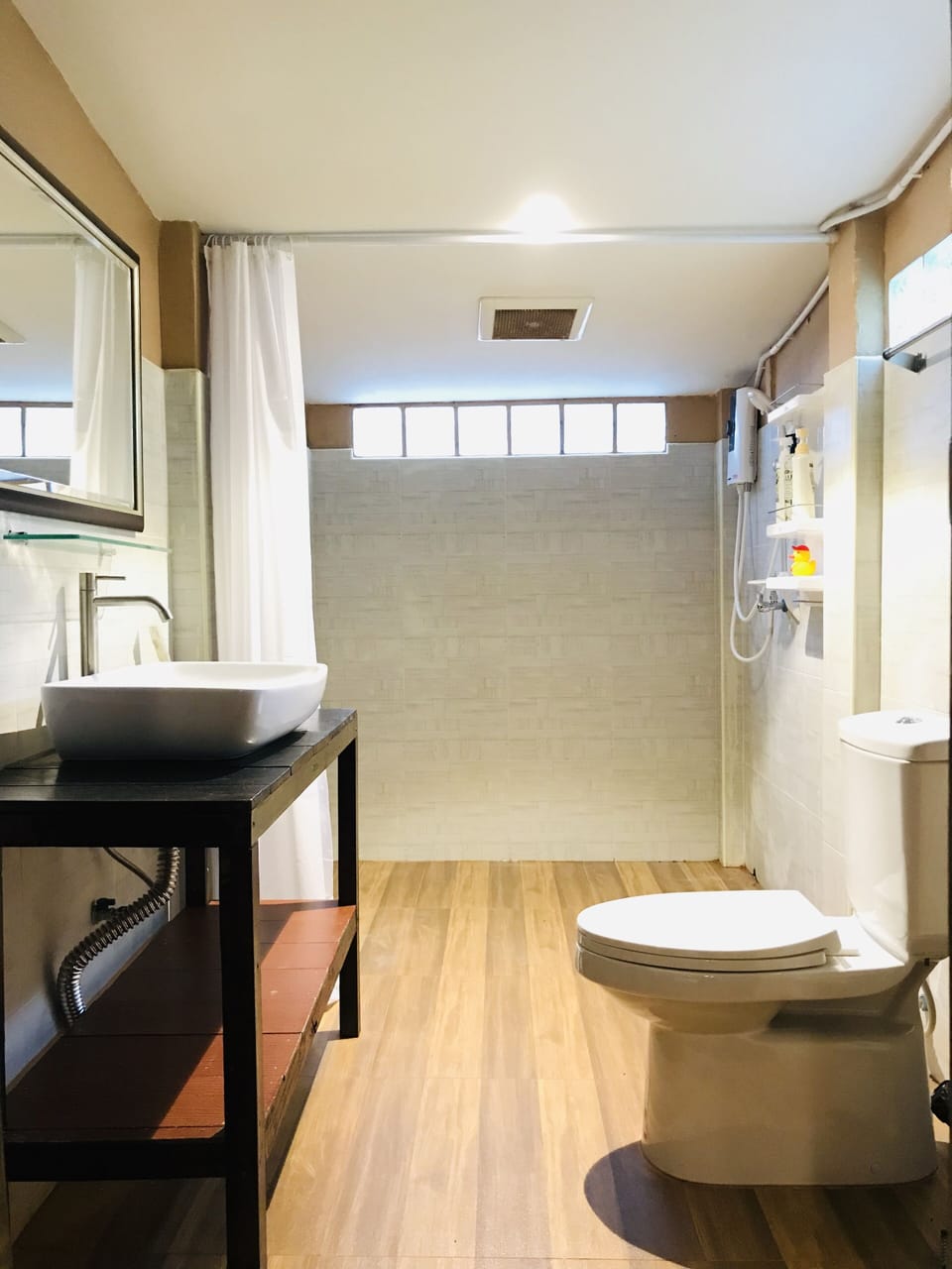 Standard Triple Room | Bathroom | Shower, free toiletries, hair dryer, towels