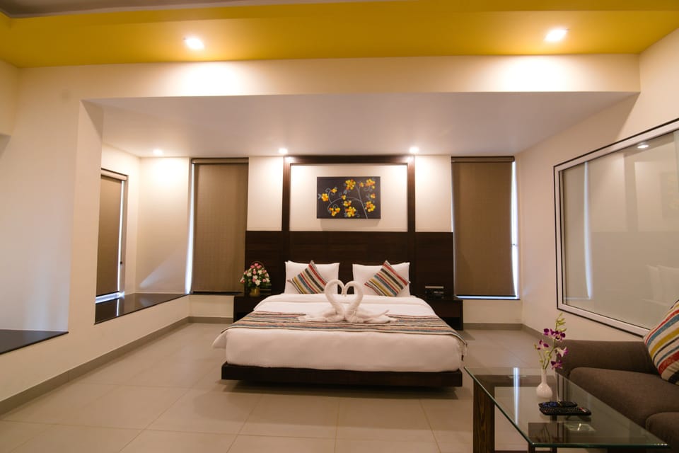 Club Suite | In-room safe, rollaway beds, free WiFi, bed sheets