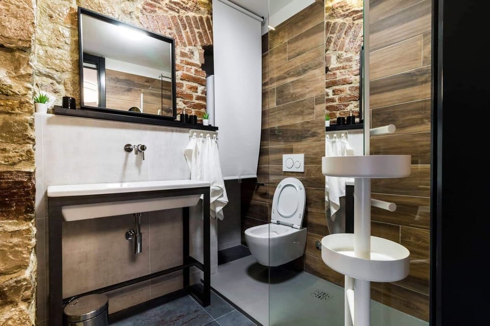 Deluxe Room (Palace 1) | Bathroom | Shower, free toiletries, hair dryer, towels