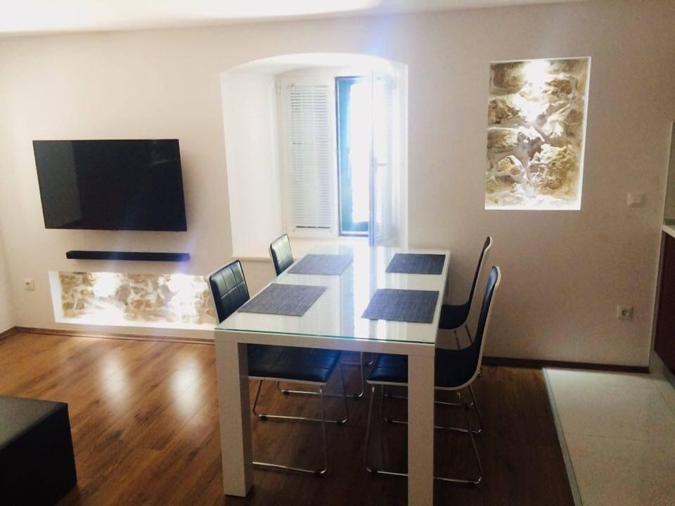 97-cm flat-screen TV with satellite channels, TV