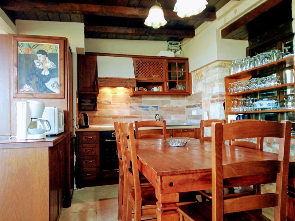 Full-size fridge, microwave, oven, stovetop