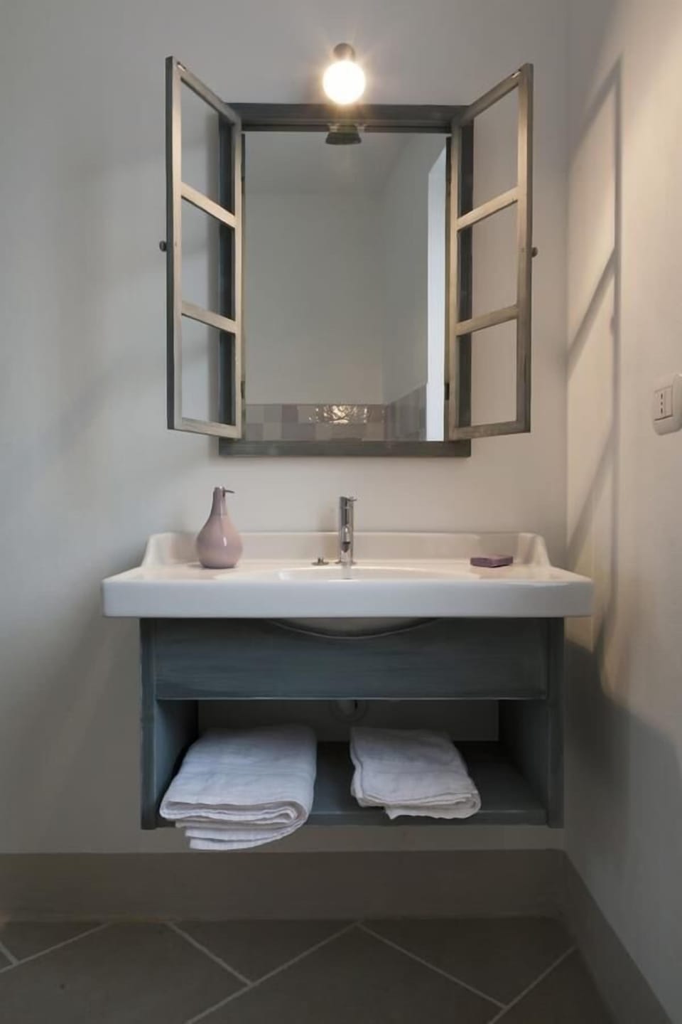 Quadruple Room (vaniglia & noce moscata) | Bathroom | Free toiletries, hair dryer, bidet, towels