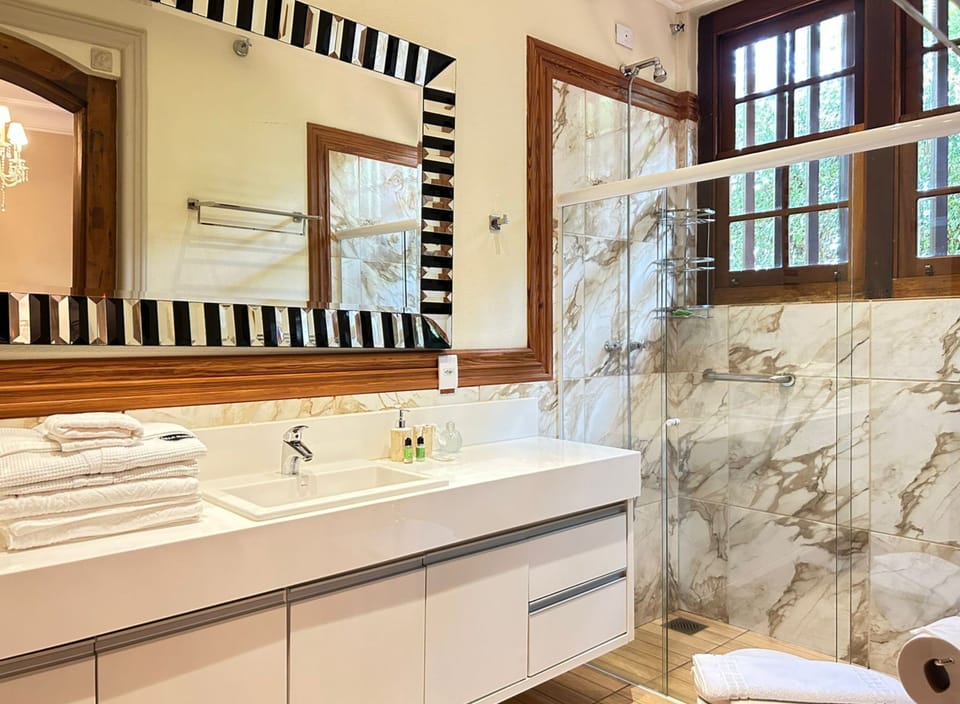 Classic Double Room, 1 Queen Bed | Bathroom shower
