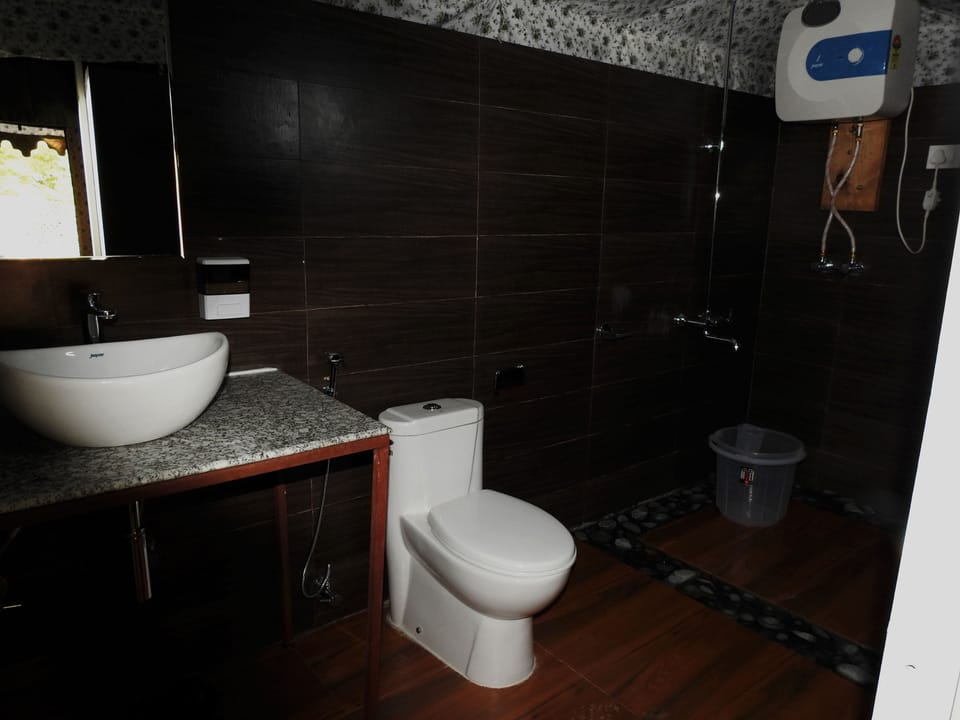 Luxury Tent | Bathroom | Shower, hydromassage showerhead, free toiletries, slippers