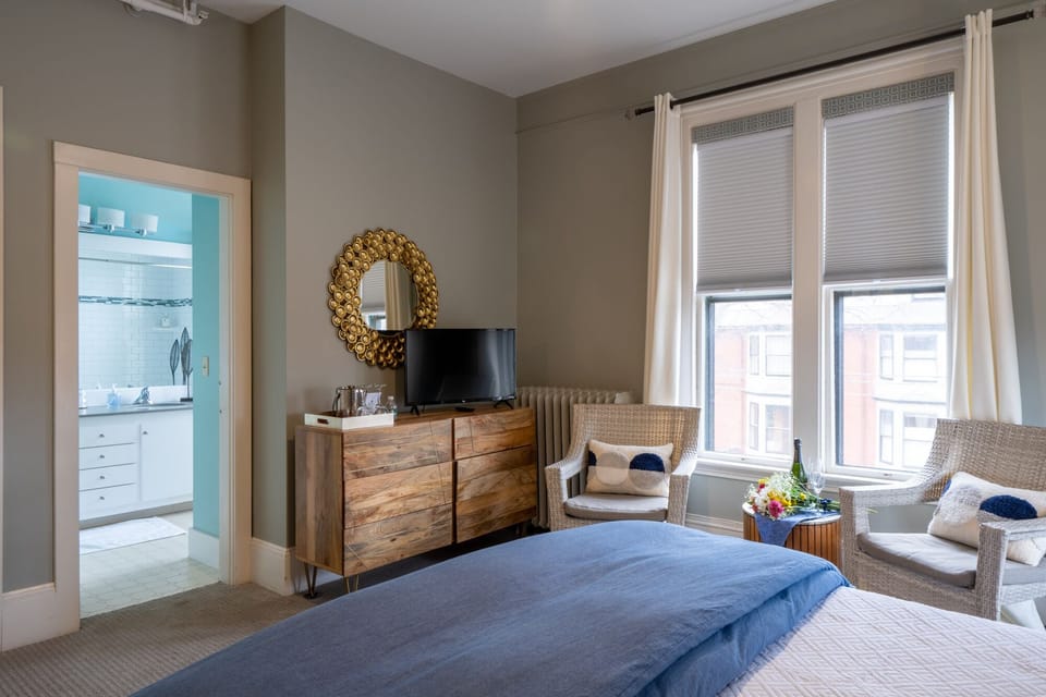 Classic Room, 1 King Bed, City View | Iron/ironing board, WiFi (free), individually decorated