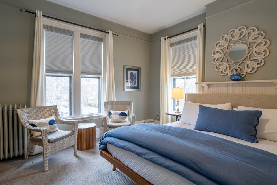 Classic Room, 1 King Bed, City View | Iron/ironing board, WiFi (free), individually decorated