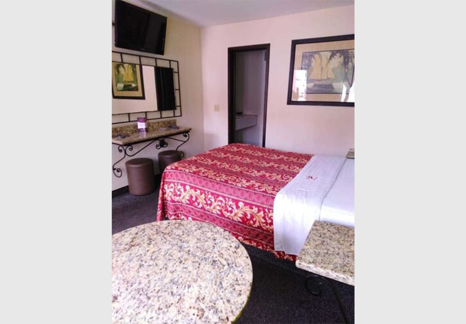 Classic Room, 1 Queen Bed | Premium bedding, pillowtop beds, individually decorated