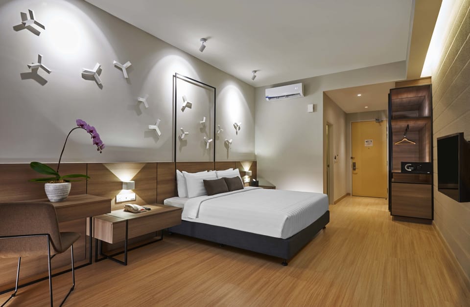 Deluxe Double Room, 1 King Bed | In-room safe, desk, laptop workspace, blackout drapes