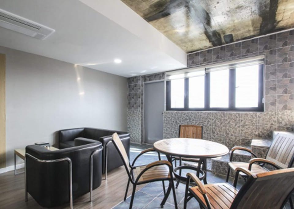 Royal Suite, Private Pool | Premium bedding, down comforters, desk, laptop workspace
