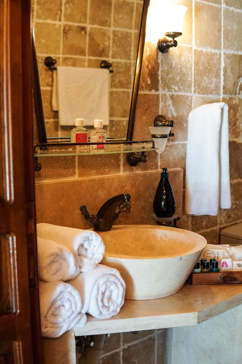 Shower, hydromassage showerhead, free toiletries, hair dryer