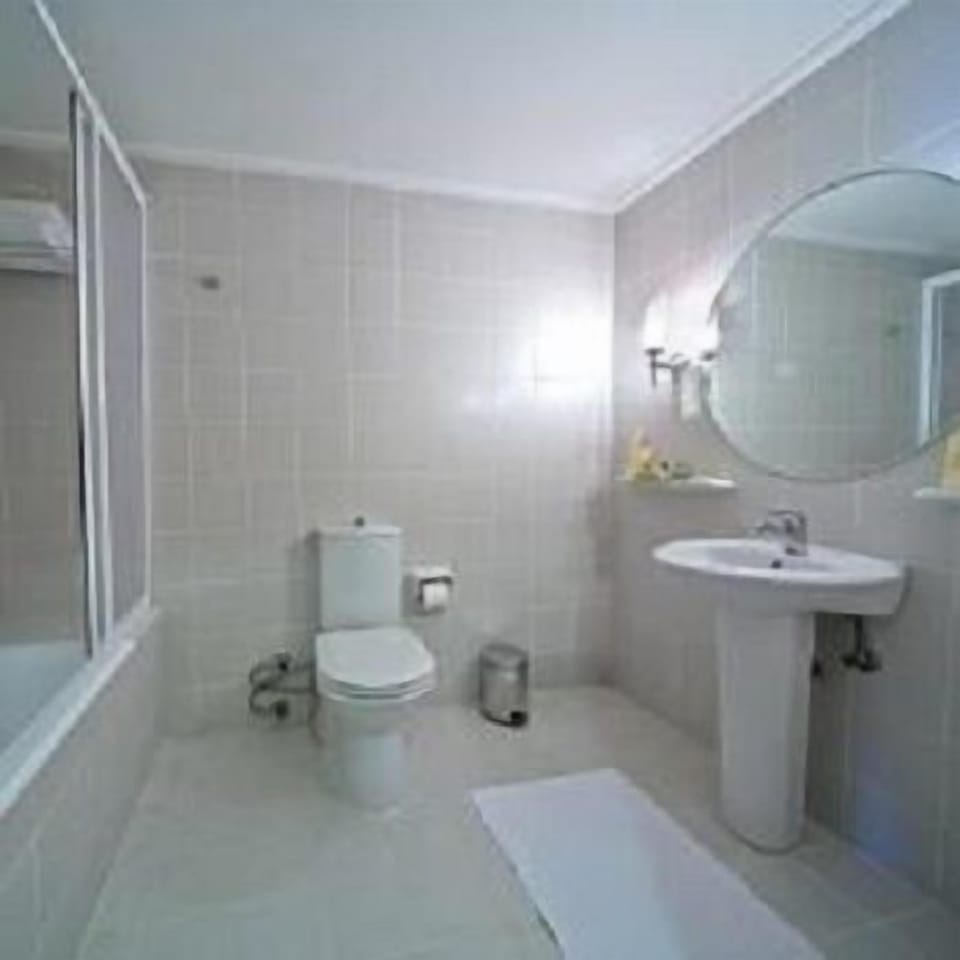 Family Room, 1 Bedroom, City View | Bathroom | Bathtub, hair dryer, slippers, towels