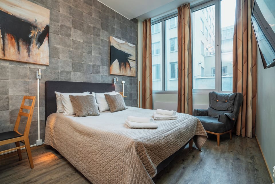 Premium bedding, desk, blackout drapes, soundproofing