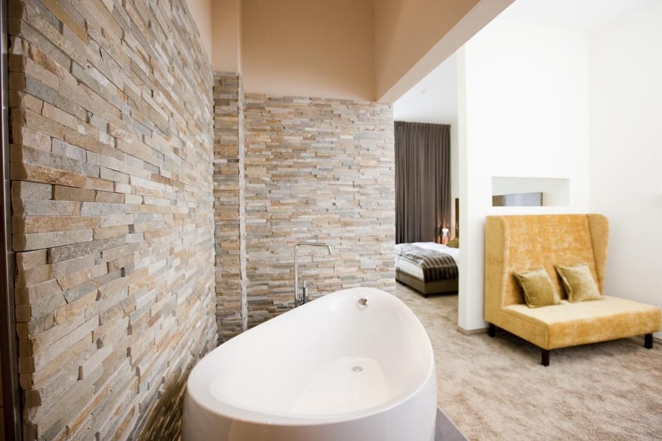 Superior Suite | Deep soaking bathtub