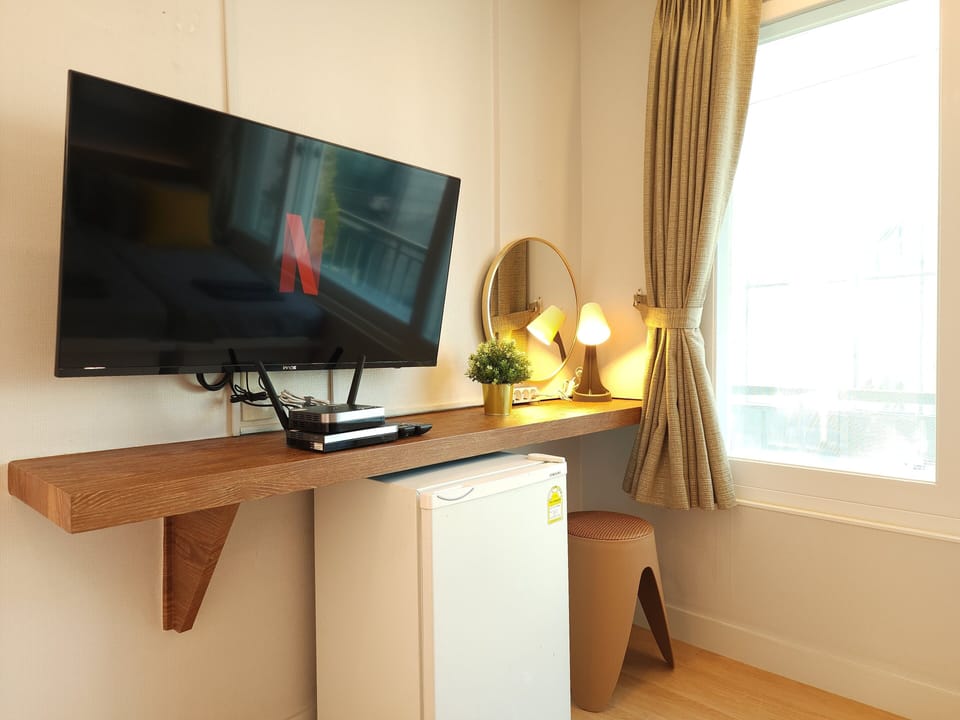 Triple Room, Courtyard View | Individually decorated, individually furnished, desk, iron/ironing board
