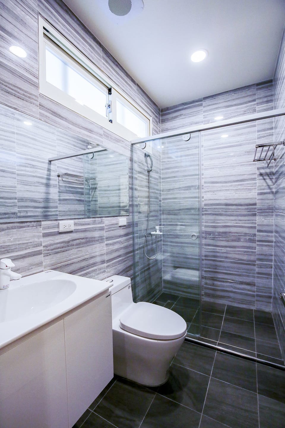 Standard Quadruple Room | Bathroom | Free toiletries, hair dryer, slippers, towels