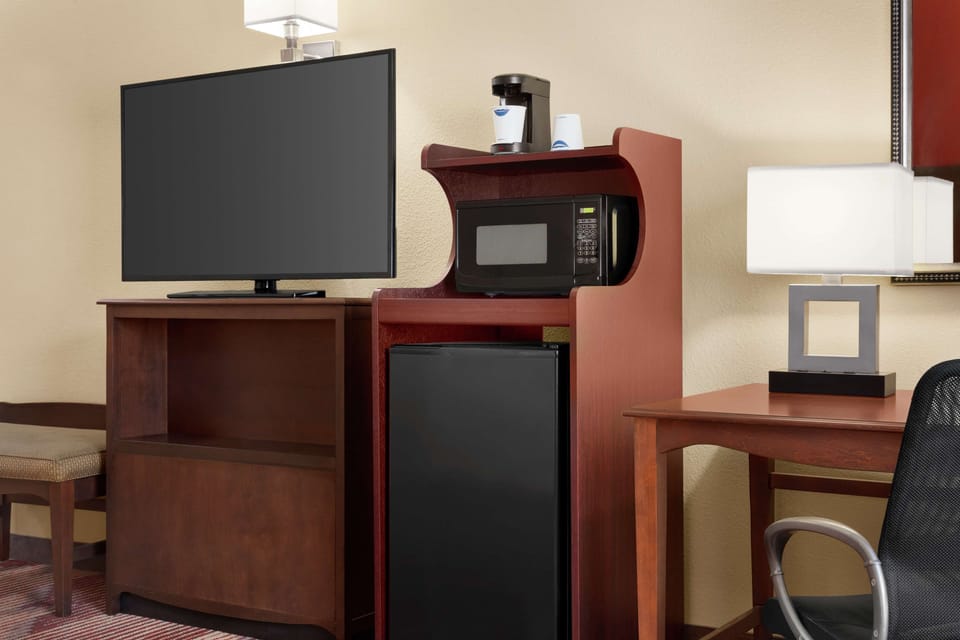 Room, 1 King Bed, Accessible, Non Smoking | In-room safe, iron/ironing board, cribs (free), WiFi (free)