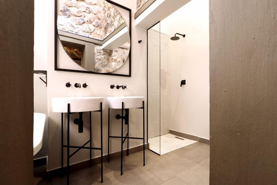 Honeymoon Suite | Bathroom | Free toiletries, towels, soap, shampoo