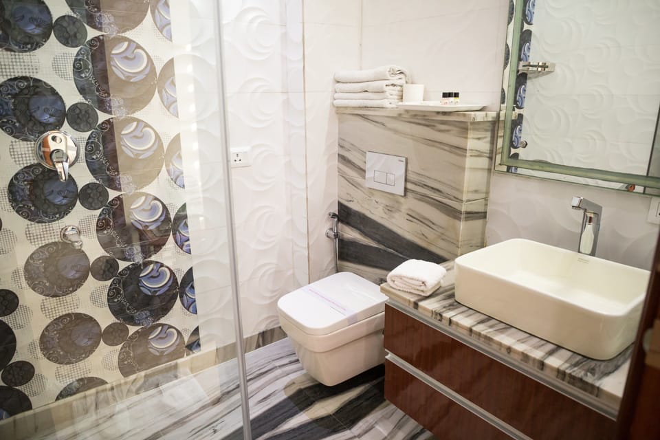 Shower, rainfall showerhead, free toiletries, bathrobes