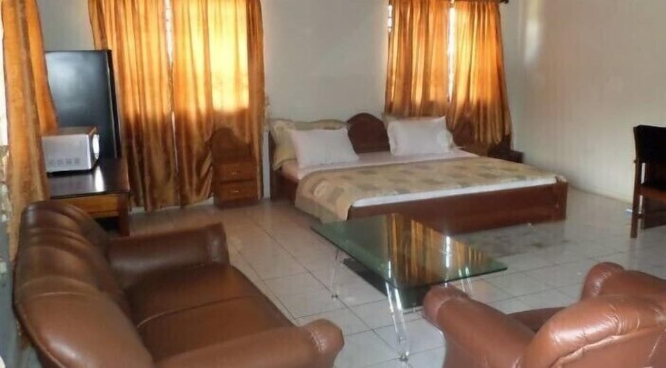 Executive Room | Desk, WiFi (free), bed sheets