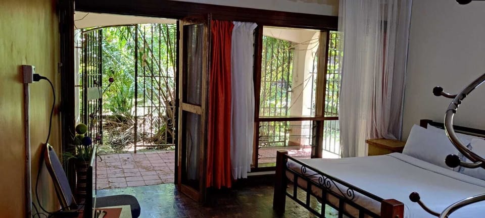 Deluxe Double Room | Minibar, desk, blackout drapes, iron/ironing board