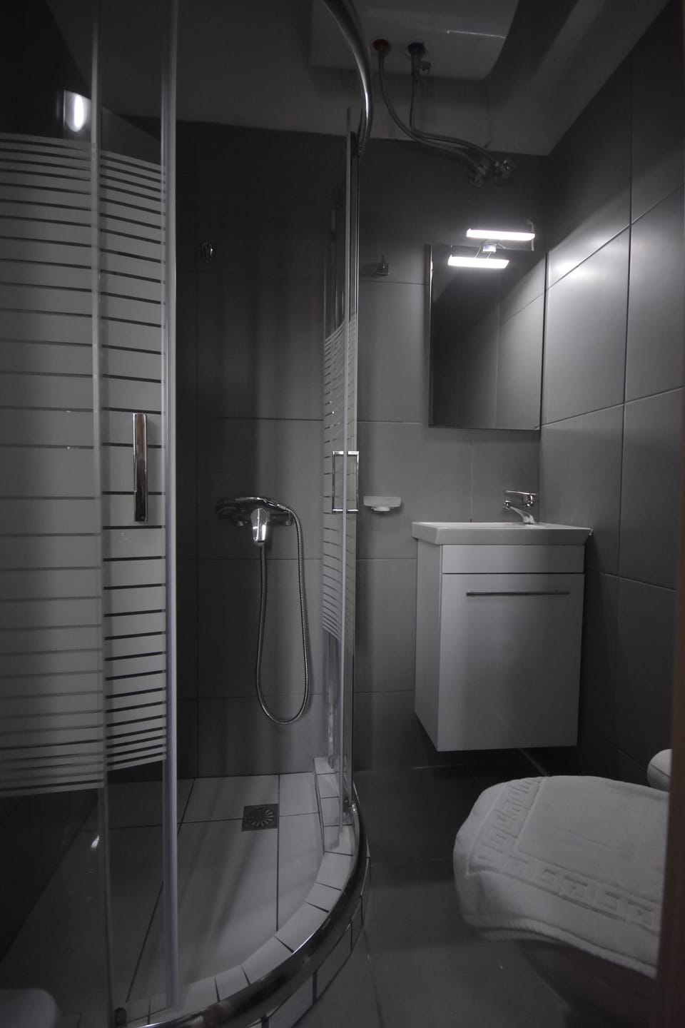 Studio | Bathroom | Shower, rainfall showerhead, hair dryer, towels