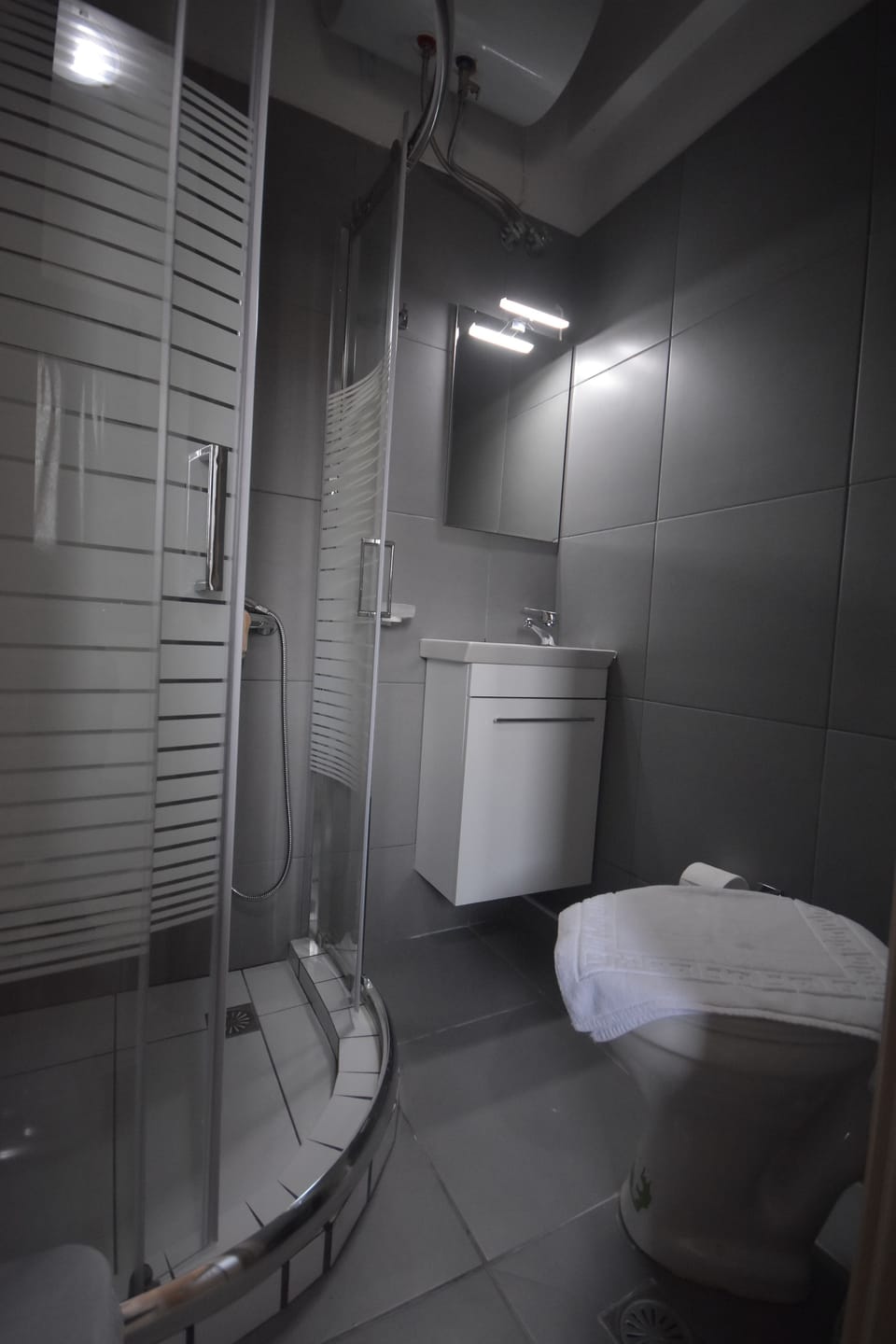 Studio | Bathroom | Shower, rainfall showerhead, hair dryer, towels