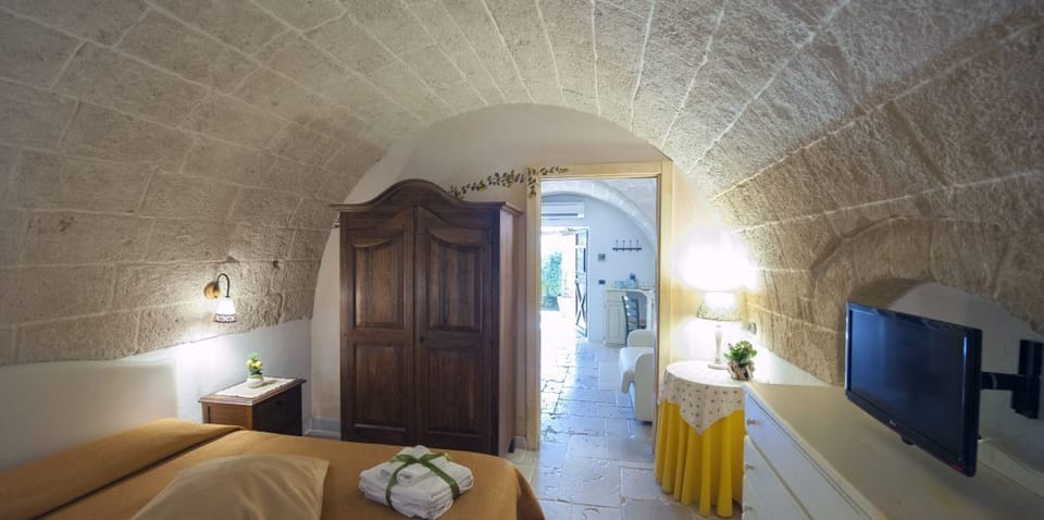 Double Room | Minibar, in-room safe, desk, iron/ironing board