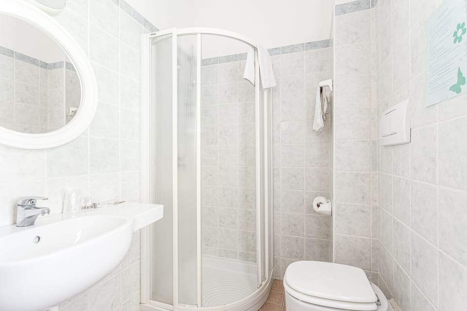Comfort Quadruple Room, Park View | Bathroom | Shower, hair dryer, bidet, towels