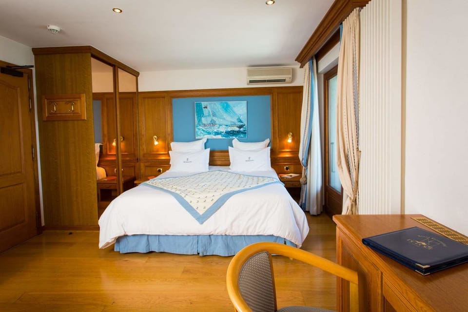 Classic Room | Minibar, in-room safe, individually decorated, individually furnished