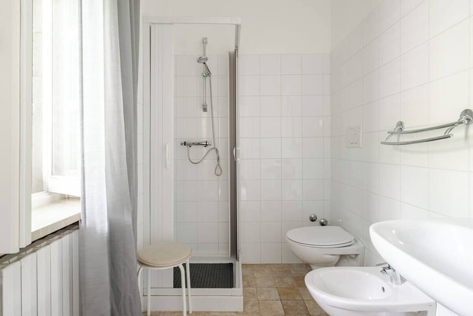 Comfort Double Room, Ensuite | Bathroom | Shower, bidet, towels
