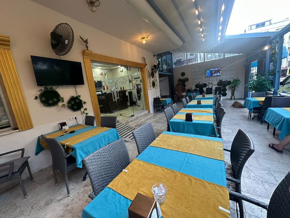 Classic Double or Twin Room | Private kitchen | Mini-fridge, paper towels, dining tables