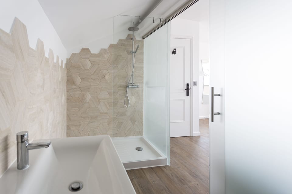 Deluxe Suite, Sea View (8) | Individually decorated, individually furnished, desk, iron/ironing board