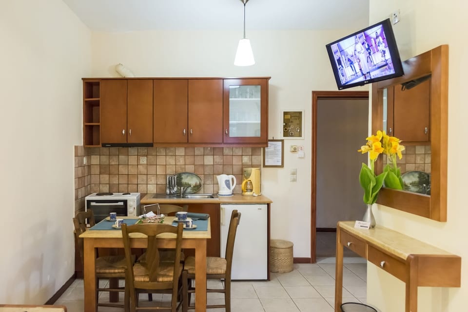 Family Apartment, Garden View | Private kitchen | Coffee/tea maker, electric kettle