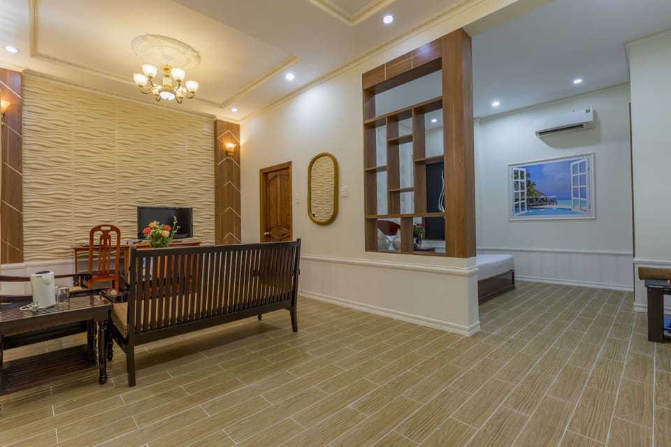 Suite, Garden View | Living area | Flat-screen TV