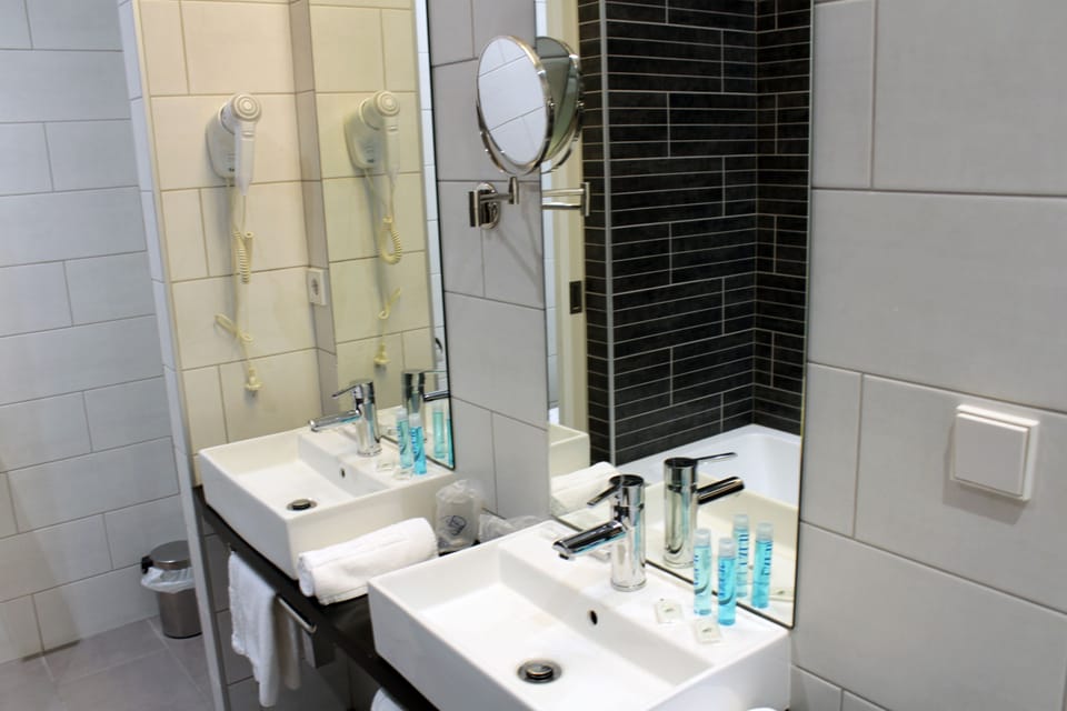 Superior Double Room | Bathroom | Hair dryer, towels, soap, shampoo