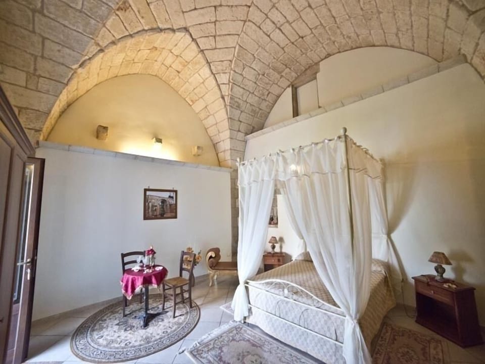 Deluxe Suite, Ensuite, Courtyard View | 1 bedroom, minibar, blackout drapes, iron/ironing board
