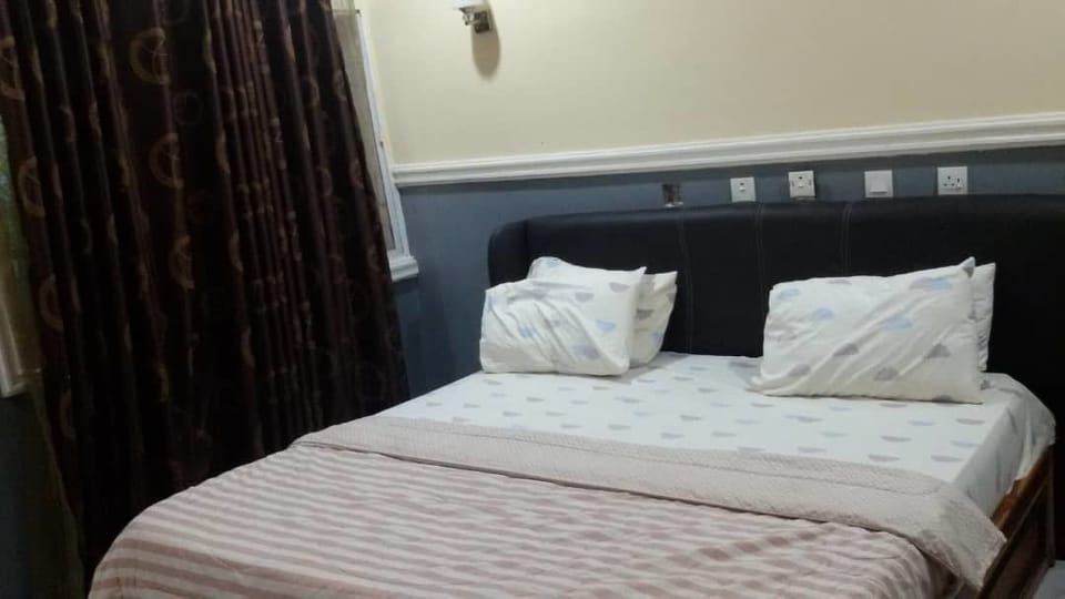 Standard Room | Desk, bed sheets