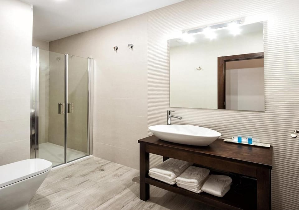 Shower, towels