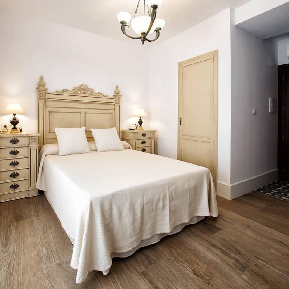 Minibar, desk, soundproofing, WiFi (free)