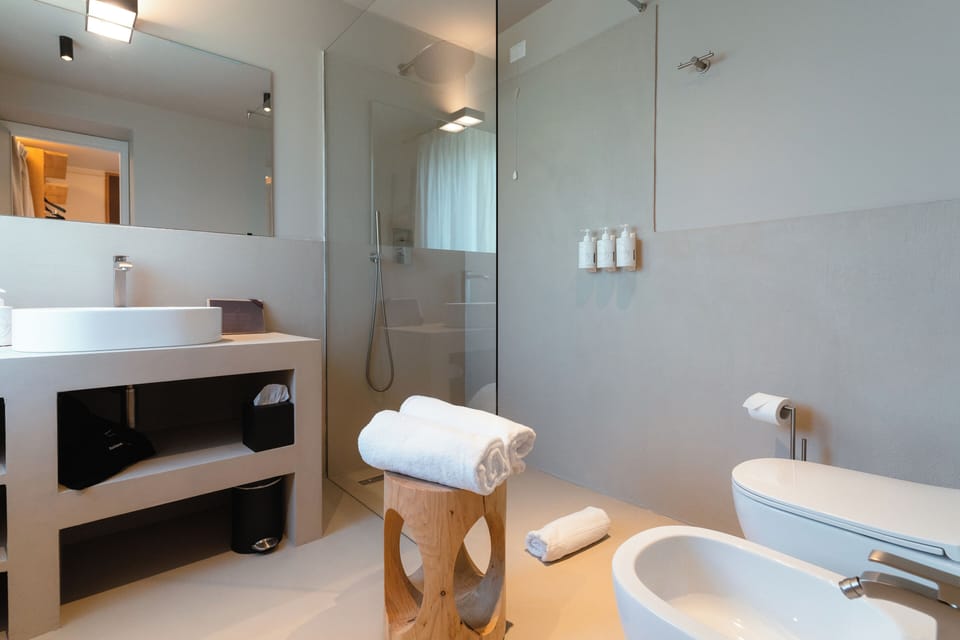 Classic Room - Casa Hema | Bathroom | Shower, hair dryer, slippers, bidet
