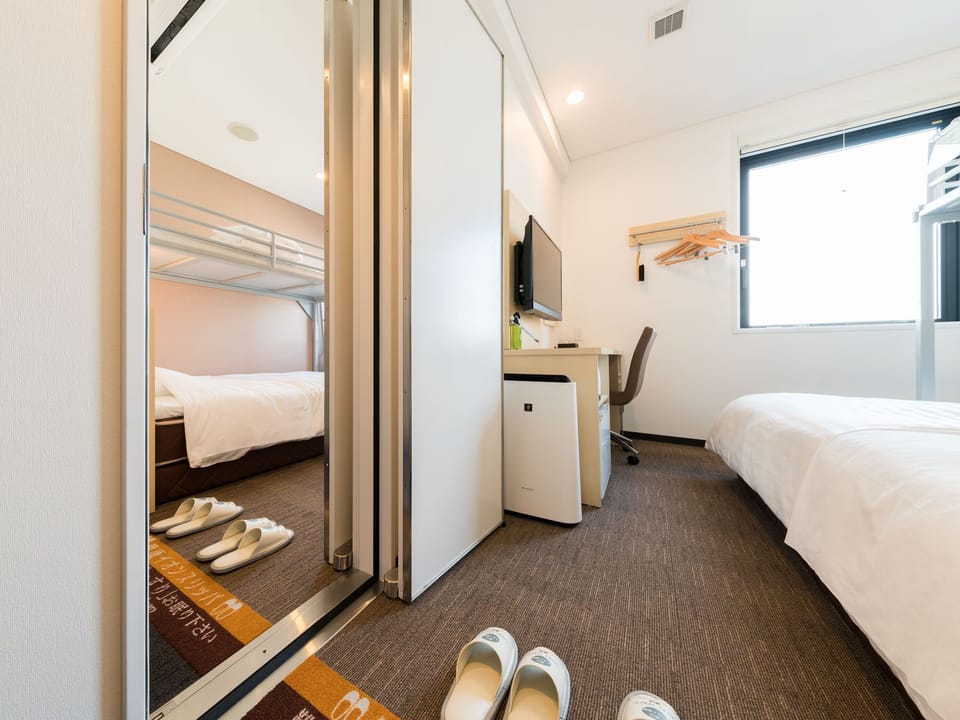 Connecting Room | Desk, soundproofing, free WiFi, bed sheets