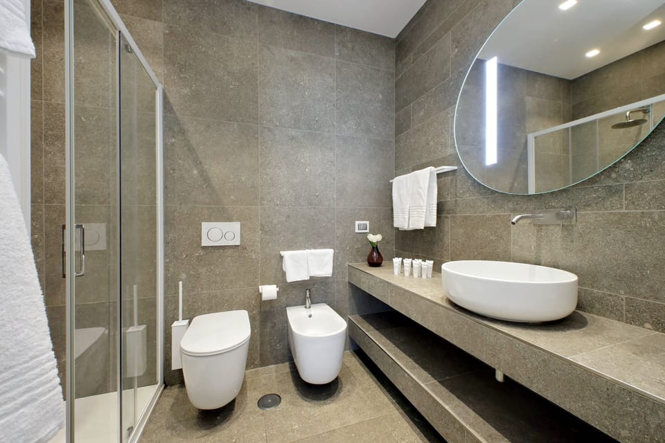 Superior Room | Bathroom | Shower, rainfall showerhead, free toiletries, hair dryer