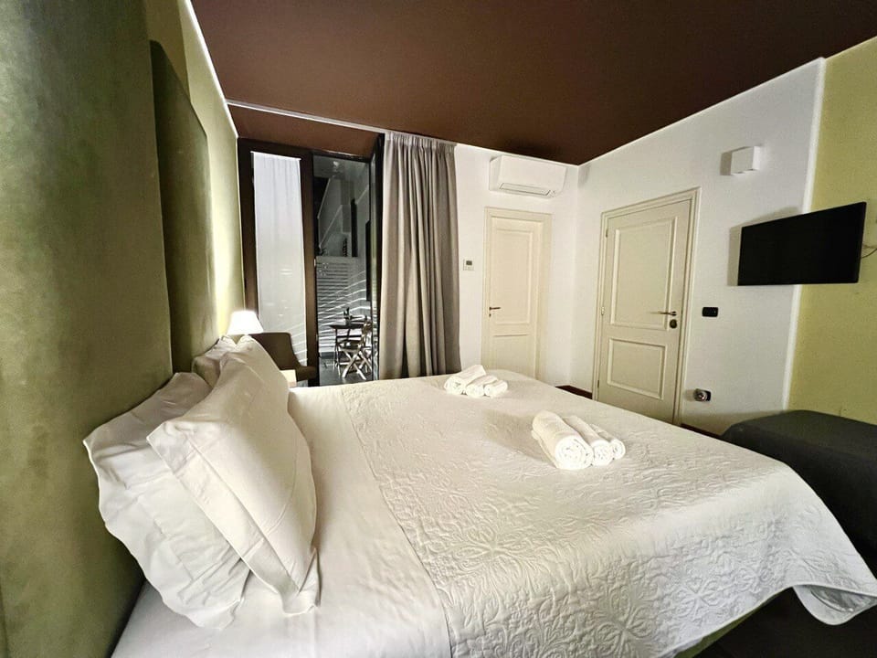 Room Delux with Balcony | Down comforters, pillowtop beds, minibar, desk