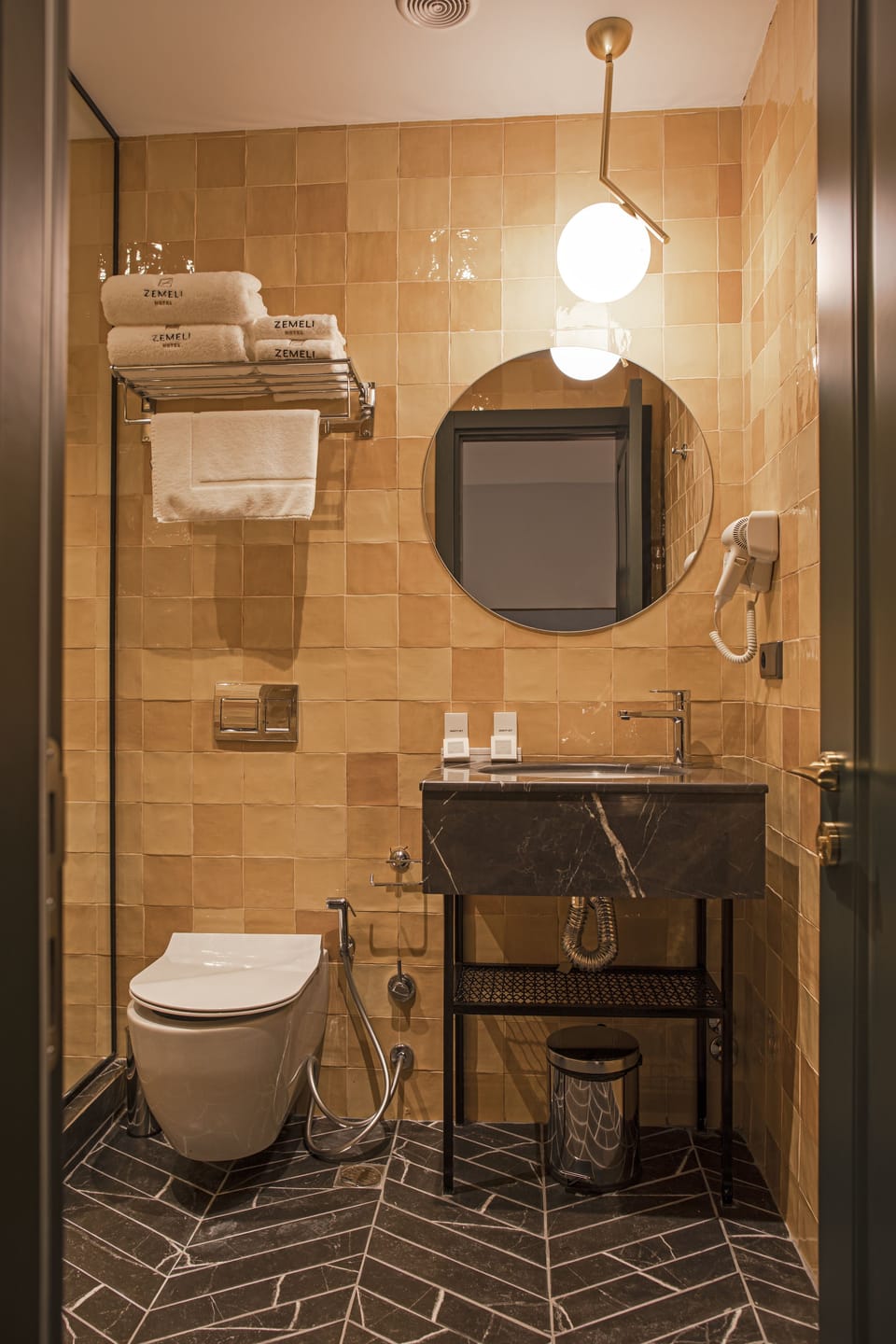 Double Room, Balcony | Bathroom | Shower, rainfall showerhead, free toiletries, hair dryer