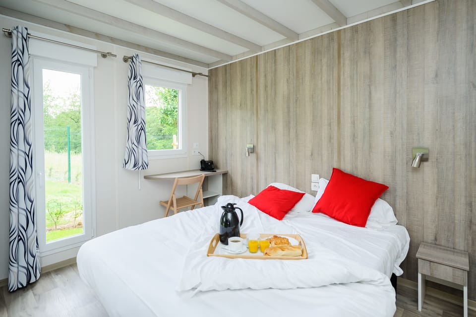 Double Room | Blackout drapes, free cribs/infant beds, free WiFi, bed sheets