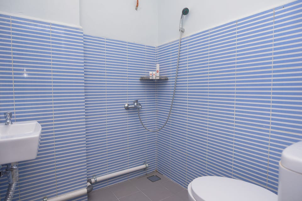 Standard Double Room, 1 Double Bed | Bathroom | Shower, slippers, towels