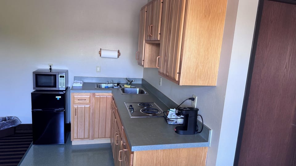 Suite, Kitchenette | Desk, laptop workspace, blackout drapes, free WiFi